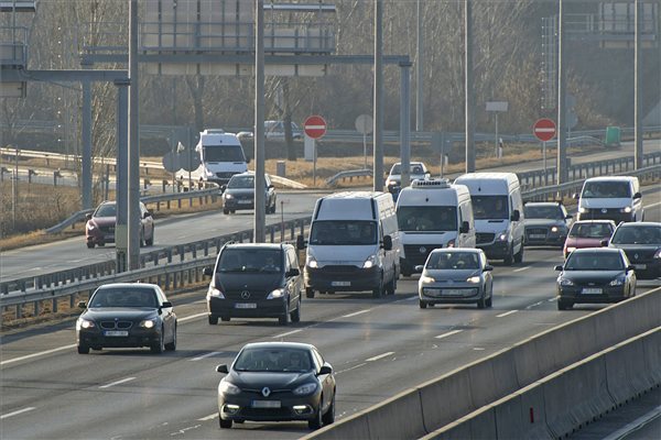 A konvoj az M1-M7 Budapestre bevezető szakaszán MTI Fotó: Lakatos Péter