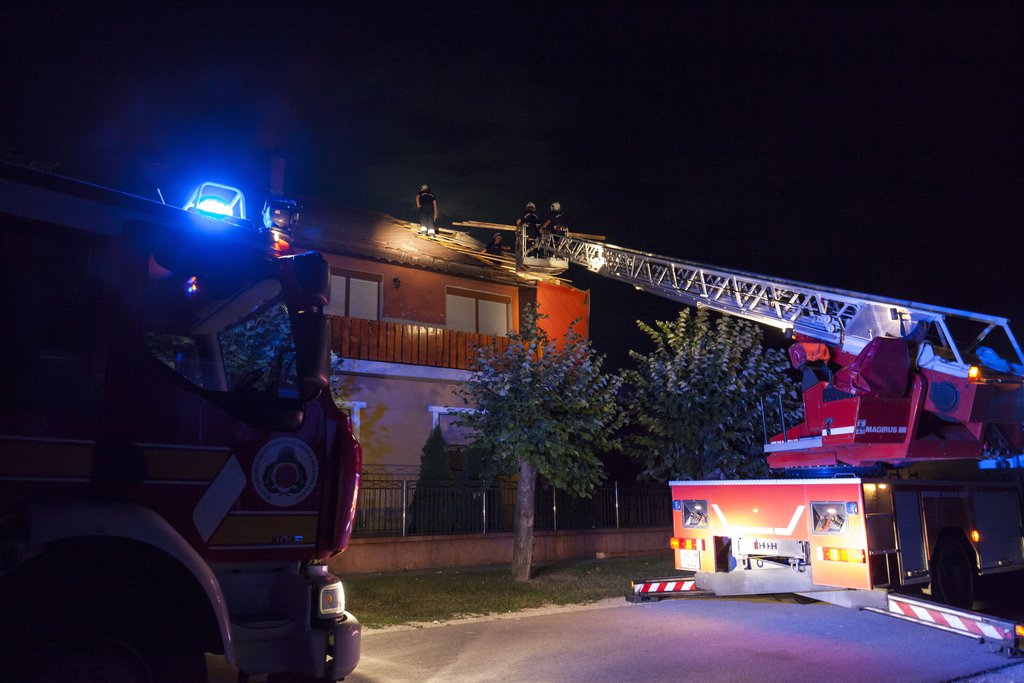 Tűzoltók dolgoznak a viharos szélben megrongálódott családi ház tetőszerkezetén Nagykanizsán, a Dobó István utcában MTI Fotók: Varga György