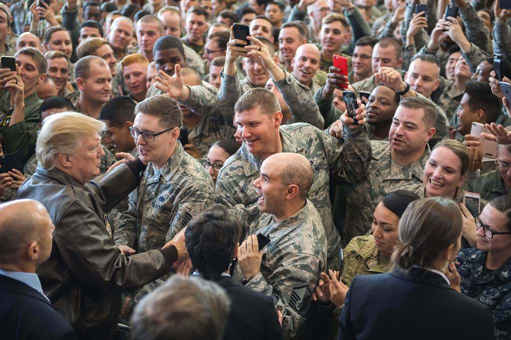 Az elnököt a jelek szerint számos rajongója várta a jokotai katonai támaszponton Fotó: AFP/Jim Watson
