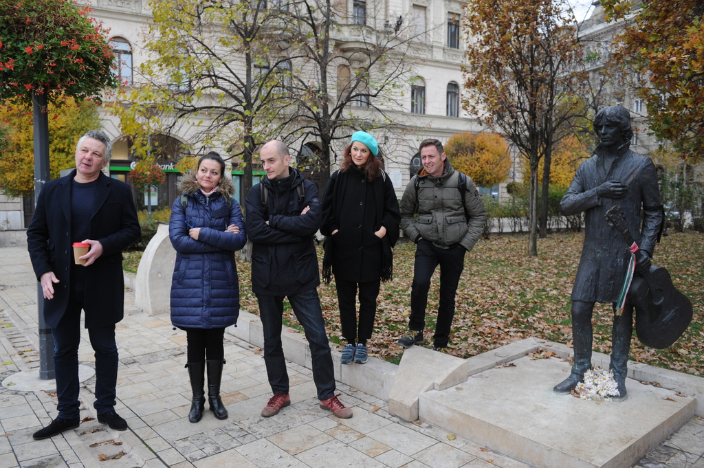 A Budapest Bár néhány tagja Cseh Tamás Gellért téri szobra mellől indult várostörténeti sétára Fotó: Molnár Ádám