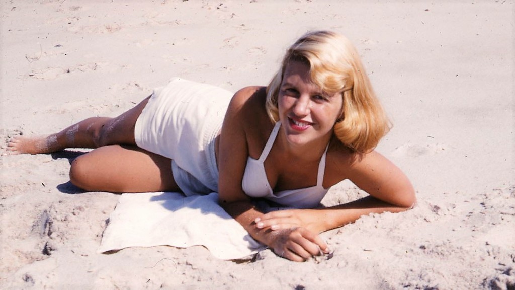 SYLVIA ON THE BEACH (1954) - A később világhírűvé vált író-költő huszonévesen Marilynként hódított – magyar fiúkat is