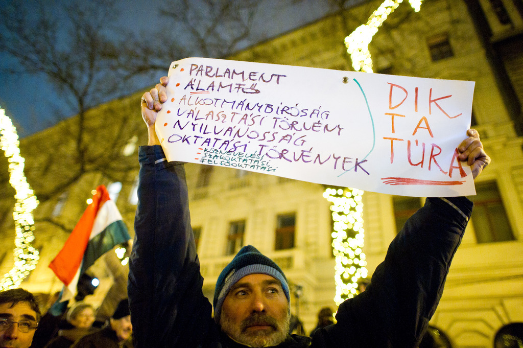 Az Alaptörvény ellen már a hatályba lépése másnapján, 2012. január 2-án is tüntettek az Operaháznál. Fotó: Német András Péter