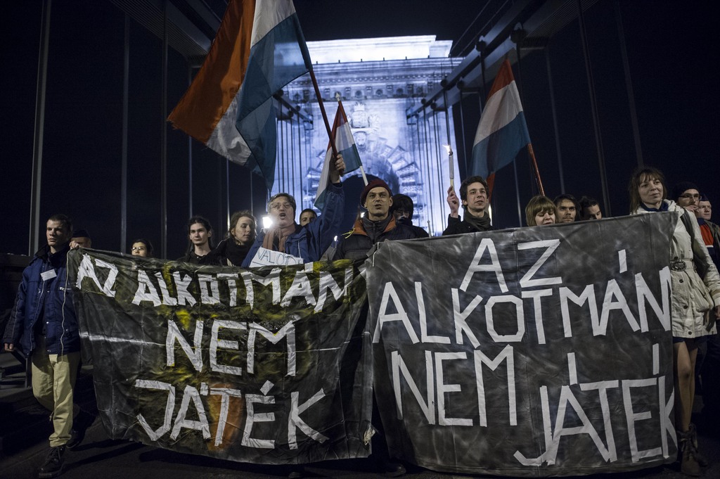 TILTAKOZÓK 2013. február: tüntetők az „alkotmányozás” ellen - Népszava fotó
