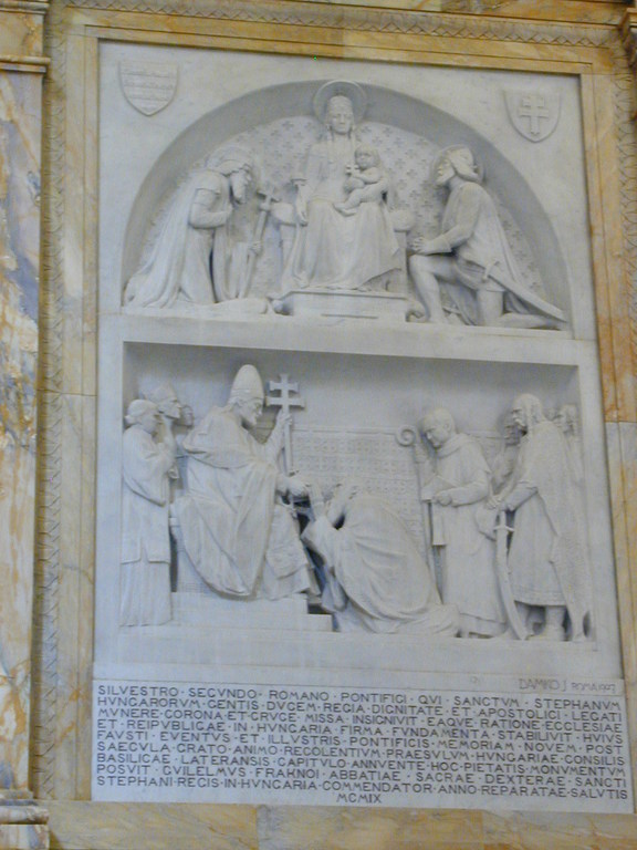 DOMBORMU II. SZILVESZTER SÍREMLÉKÉN Koronát küldött István királyunknak (alul)