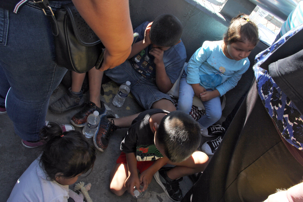Családjuktól elválasztott gyerekek egy gyűjtőtáborban. Fotó: HERIKA MARTINEZ / AFP