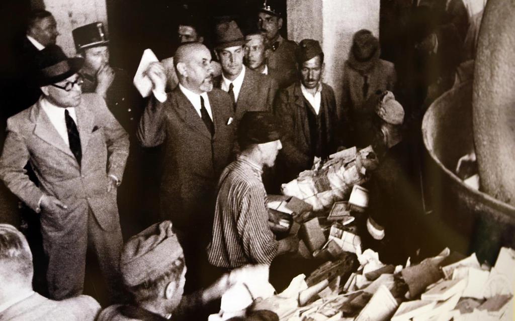 Kolosváry-Borcsa Mihály zúzza be a könyveket 1944-ben