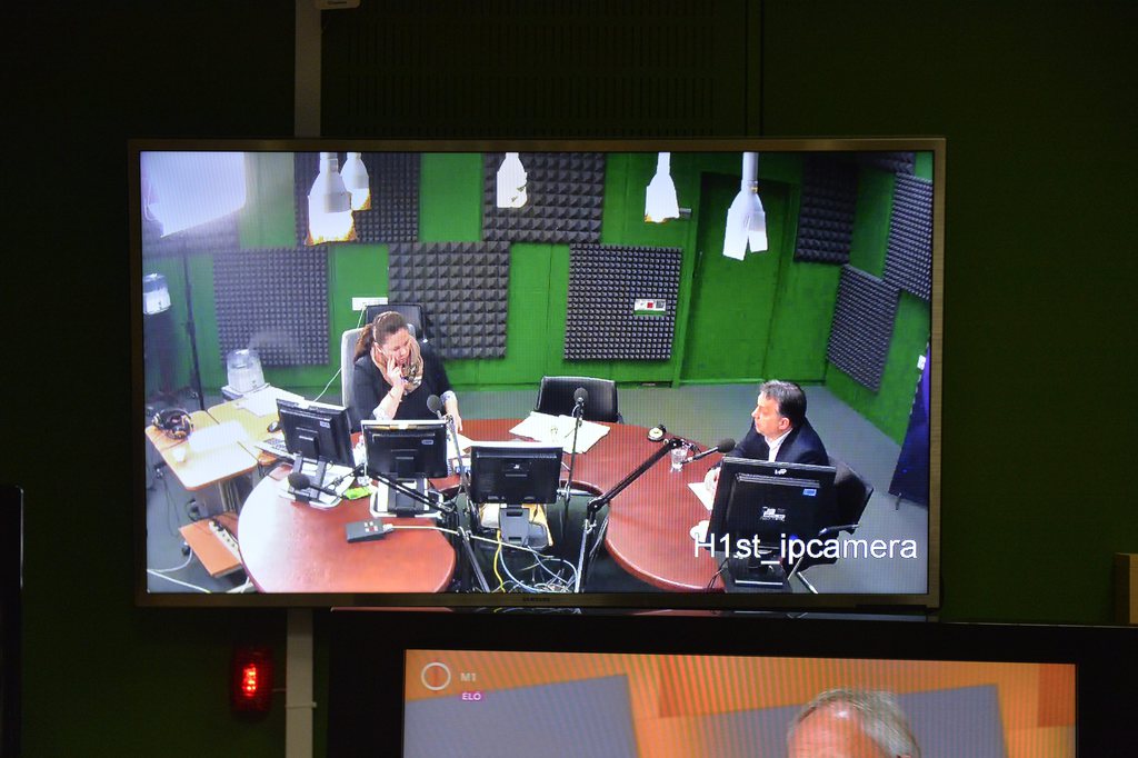 Monitoron látszik, amint Orbán Viktor miniszterelnök interjút ad Kocsis Éva műsorvezetőnek. MTI Fotó: Máthé Zoltán