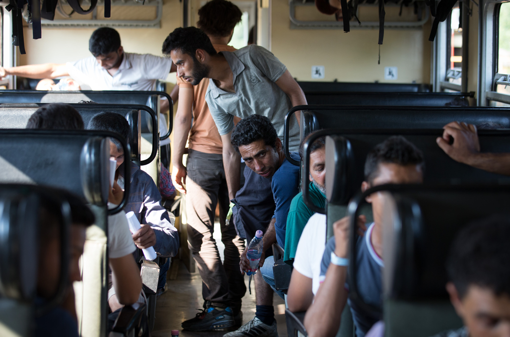 Menekültek a Szerbia felől Budapest felé tartó vonaton. Illusztráció: Matt Cardy/Getty Images