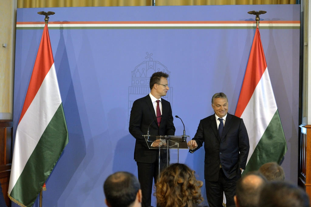 Szijjártó Péter és Orbán Viktor – láthatóan jó hangulatban – megfelelő útravalóval látta el a misszióvezetőket FOTÓ: MTI/KOSZTICSÁK SZILÁRD