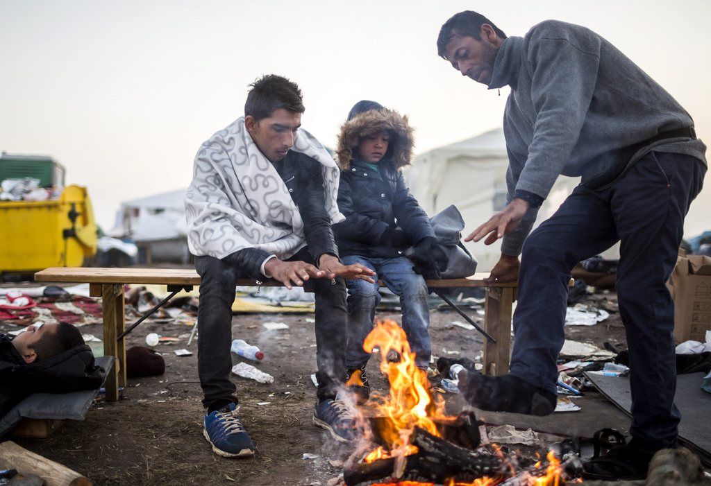 A röszkei gyűjtőponton sem úgy tűnik, hogy tökéletes lenne a menekültek ellátása... MTI Fotó: Mohai Balázs