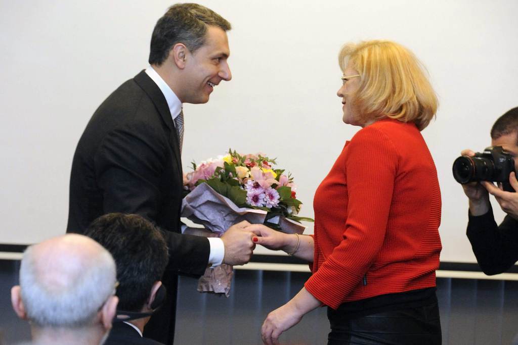 Lázár János és Corina Cretu: érdemes volt virágot adni a Budapesten tárgyaló uniós biztosnak, állítólag nagyon kedvező ajánlatot tett cserébe FOTÓ: MTI/KELEMEN ZOLTÁN GERGELY