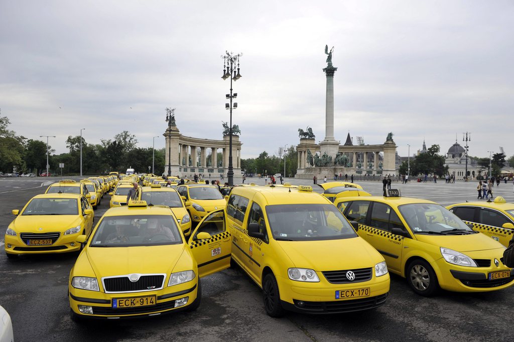 Az Uber személyszállító szolgáltatás ellen demonstráló taxisok gyülekeznek a fővárosi Hősök terén  MTI Fotó: Kovács Attila