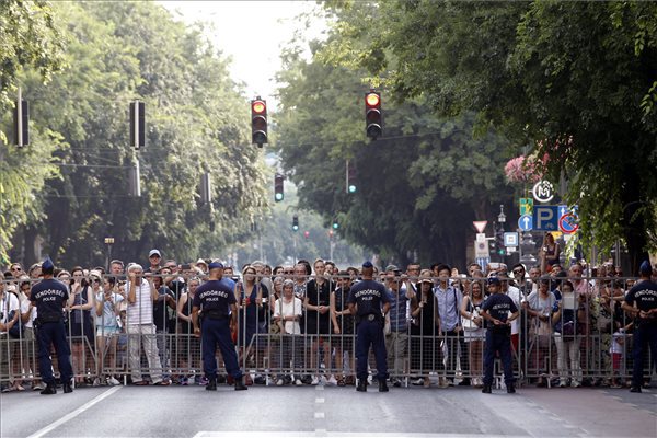 Rendőrök biztosították a felvonulás útvonalát MTI Fotó: Szigetváry Zsolt