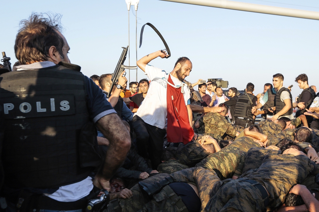 Több lázadó katonát meglincselt az államfő által az utcára hívott tömeg a puccskísérlet után FOTÓ: EUROPRESS/GETTY IMAGES6 GOKHAN TAN