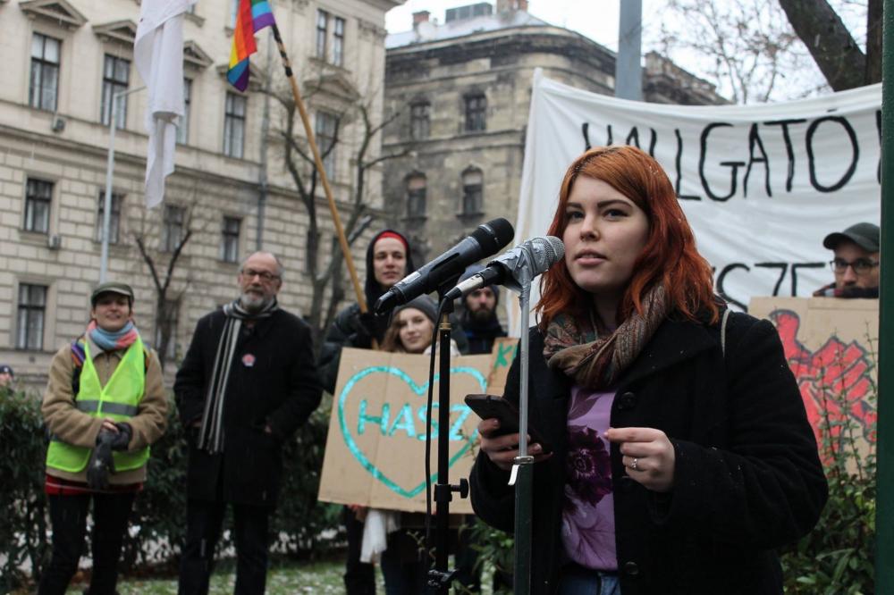 Nagy Blanka ellenzéki demonstráción beszél