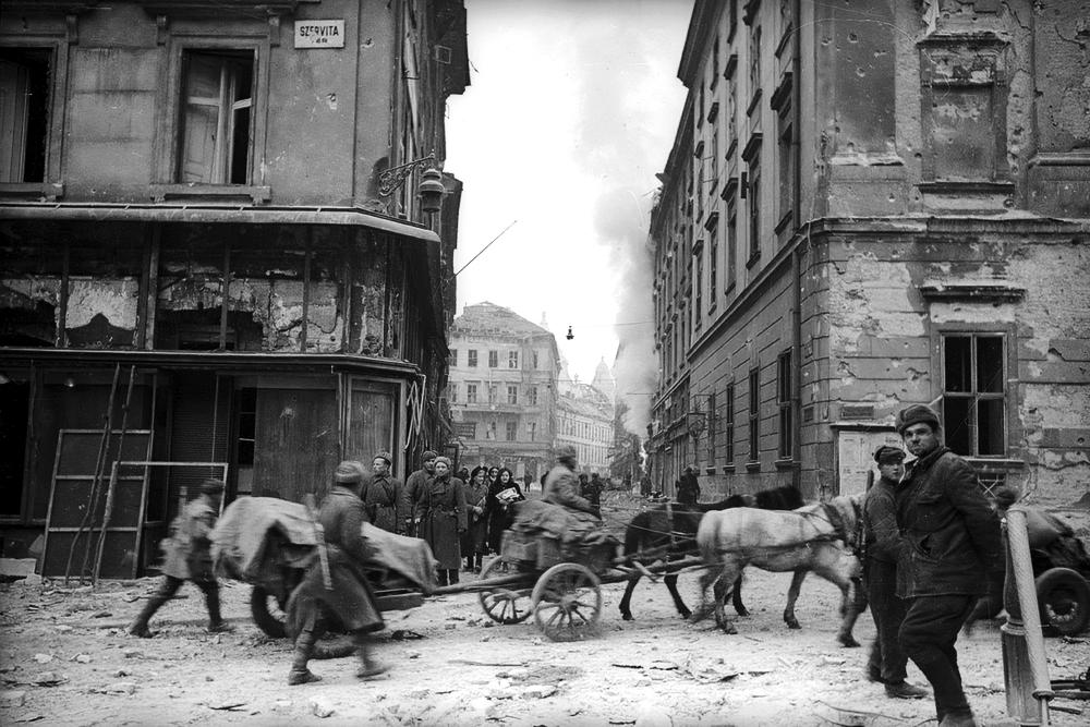 1945. Magyarország,Budapest V. Szervita tér a Bárczy István (Kamermayer Károly) utca felé nézve, jobbra a Városház utca.