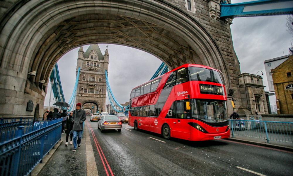 Проблемы лондона. Левостороннее движение в Англии. Лондон автобус Тауэрский мост. Левостороннее движение в Лондоне. Тауэрский мост авто движение.