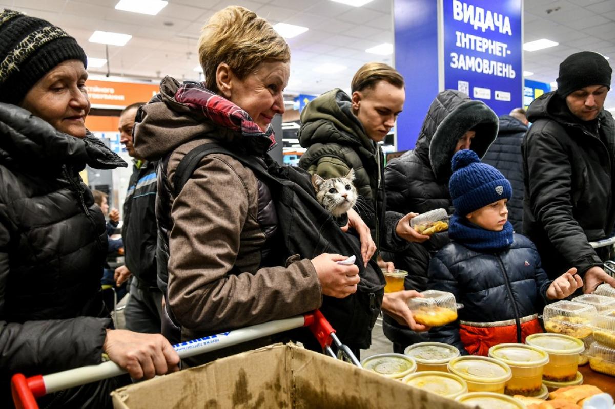 Egy ukrán katona sétál a törmelékek között a Retroville bevásárlóközpontban a fővárostól északnyugatra fekvő Kijevet ért orosz támadás után 2022. március 21-én.