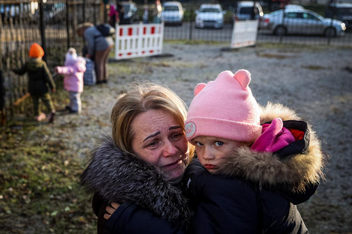 Egy ukrán tüntető tartja a tryzubot, Ukrajna címerét a Szolidaritás Ukrajnával tüntetésen a krakkói Fő piactéren, az ukrajnai orosz invázió 264. napján.