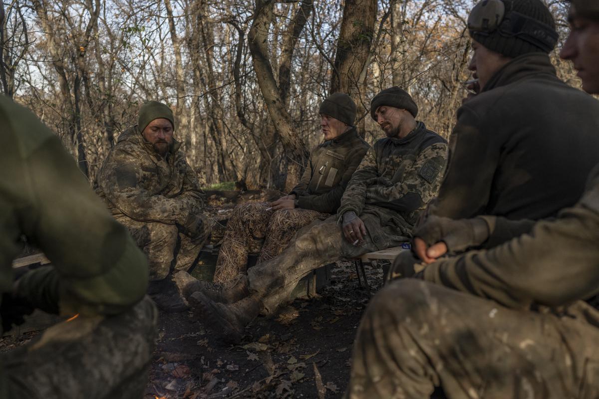 Egy ukrán tüntető tartja a tryzubot, Ukrajna címerét a Szolidaritás Ukrajnával tüntetésen a krakkói Fő piactéren, az ukrajnai orosz invázió 264. napján.