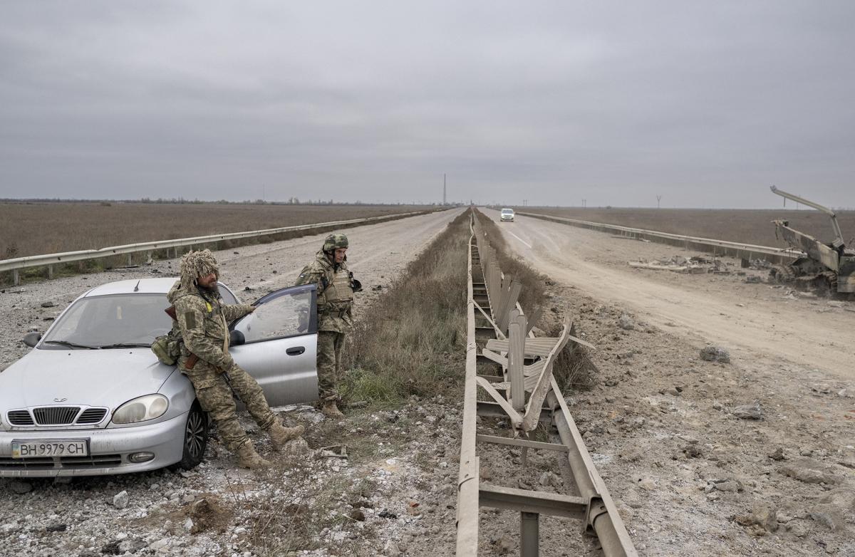 Egy ukrán tüntető tartja a tryzubot, Ukrajna címerét a Szolidaritás Ukrajnával tüntetésen a krakkói Fő piactéren, az ukrajnai orosz invázió 264. napján.