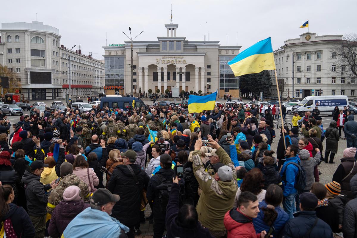 Egy ukrán tüntető tartja a tryzubot, Ukrajna címerét a Szolidaritás Ukrajnával tüntetésen a krakkói Fő piactéren, az ukrajnai orosz invázió 264. napján.