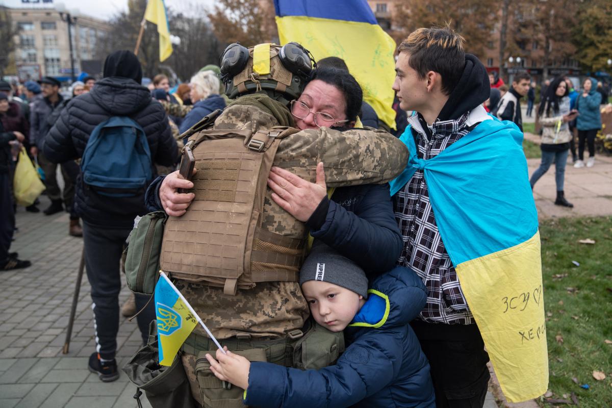 Egy ukrán tüntető tartja a tryzubot, Ukrajna címerét a Szolidaritás Ukrajnával tüntetésen a krakkói Fő piactéren, az ukrajnai orosz invázió 264. napján.