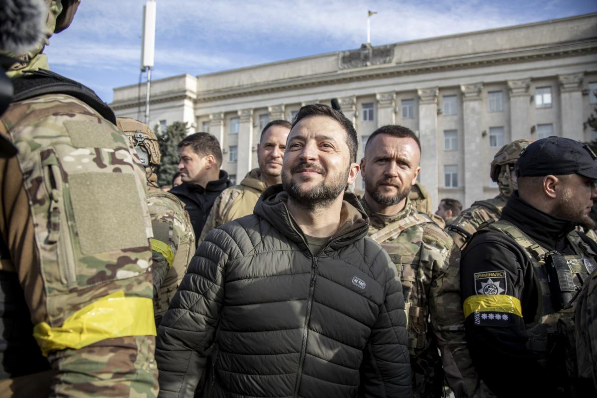 Egy ukrán tüntető tartja a tryzubot, Ukrajna címerét a Szolidaritás Ukrajnával tüntetésen a krakkói Fő piactéren, az ukrajnai orosz invázió 264. napján.