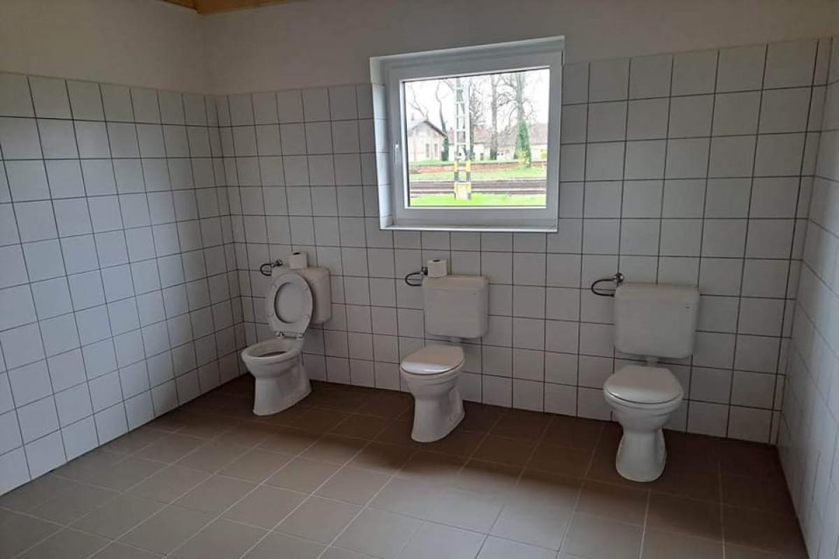 Egy mosdóban három vécé, válaszfalak nélkül – így épült a többszázmilliós turisztikai  központ Barcson