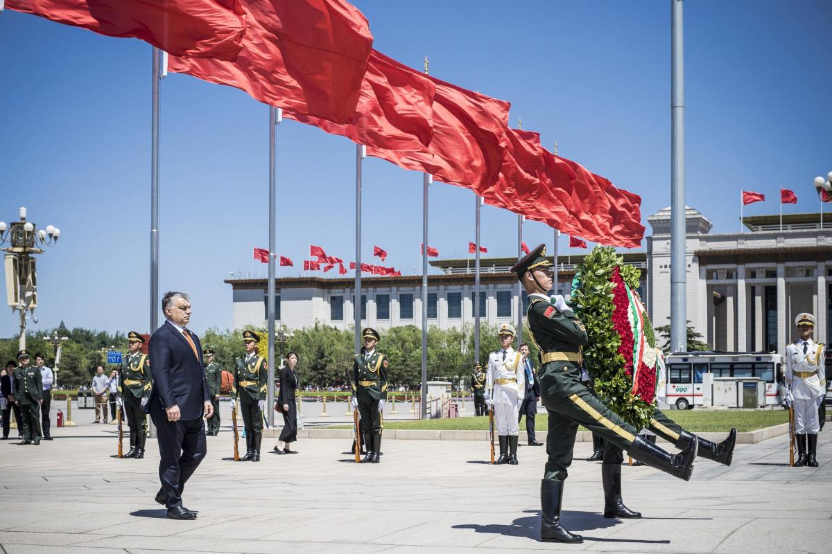 A Miniszterelnöki Sajtóiroda által közreadott képen a hivatalos látogatáson Kínában tartózkodó Orbán Viktor miniszterelnök koszorúz a pekingi Tienanmen téren 2017. május 13-án