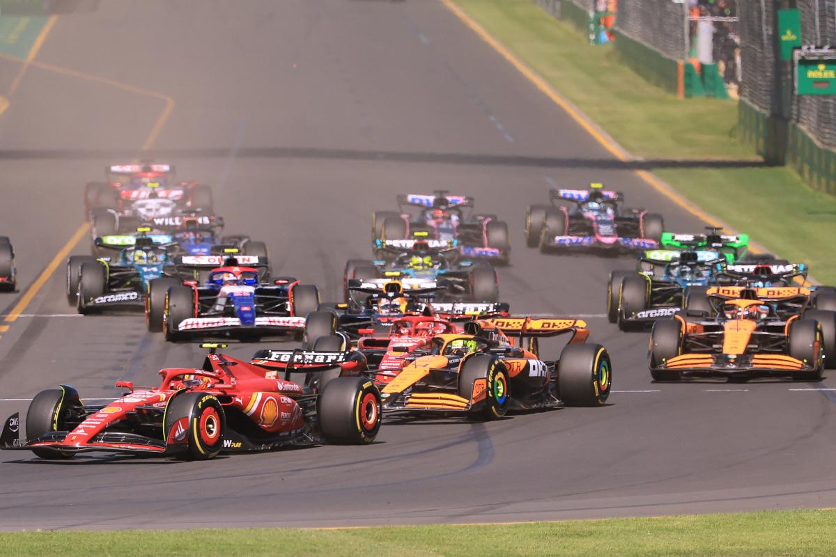 Carlos Sainz nyert Melbourne-ben, Verstappen feladta a versenyt