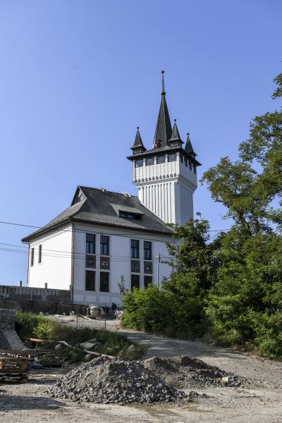 A helyiek szerint a Bortemplom inkább viszi, mint hozza majd a pénzt, hasonlóan a nemrég átadott függőhídhoz.