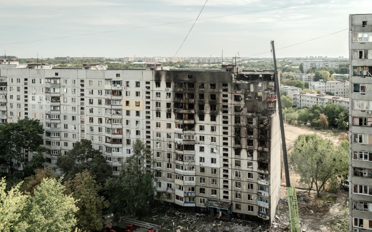 A siklóbomba által eltalált harkivi panelház. 