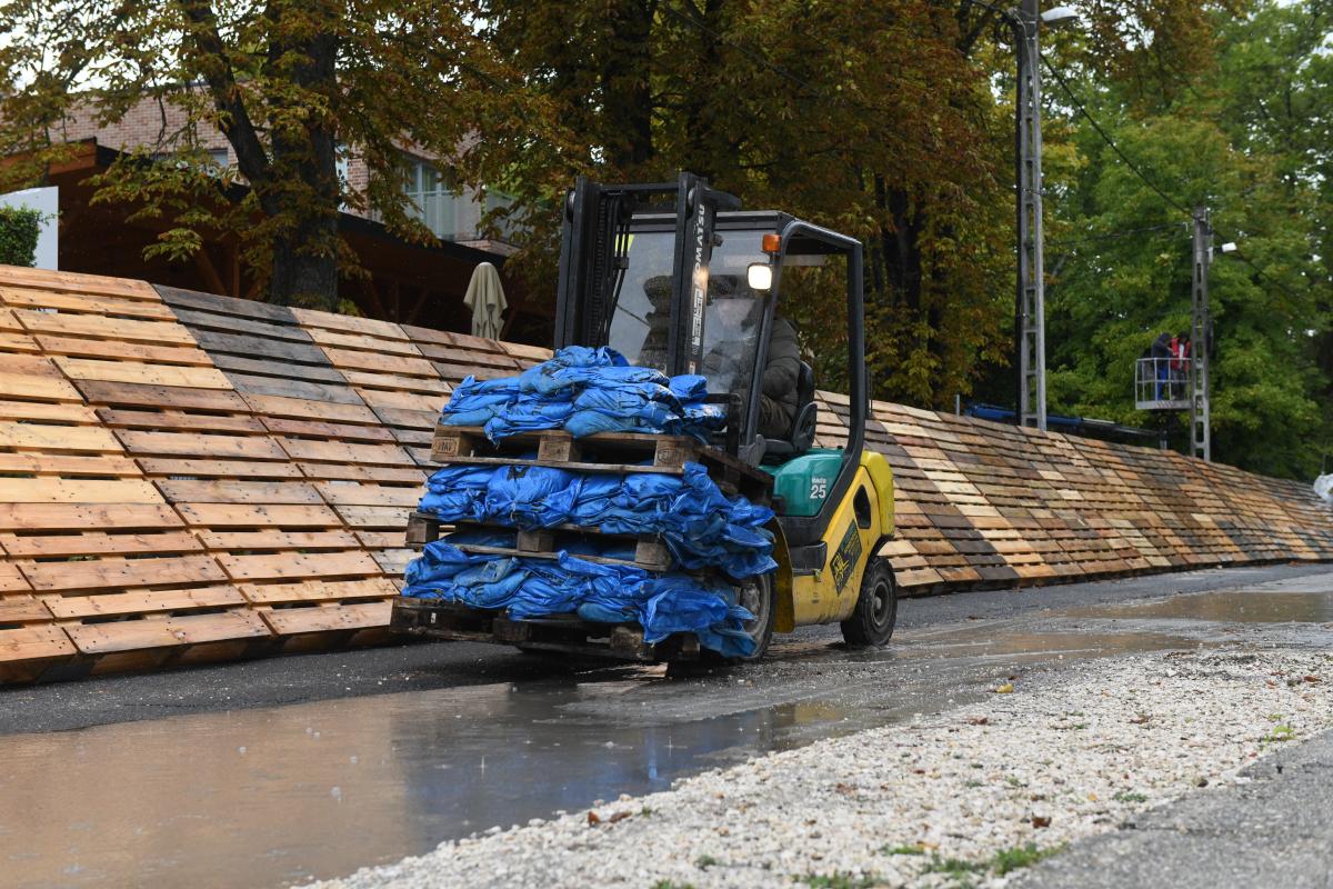 A Római-parton tegnap óta folyamatosan dolgoznak a gátakon 