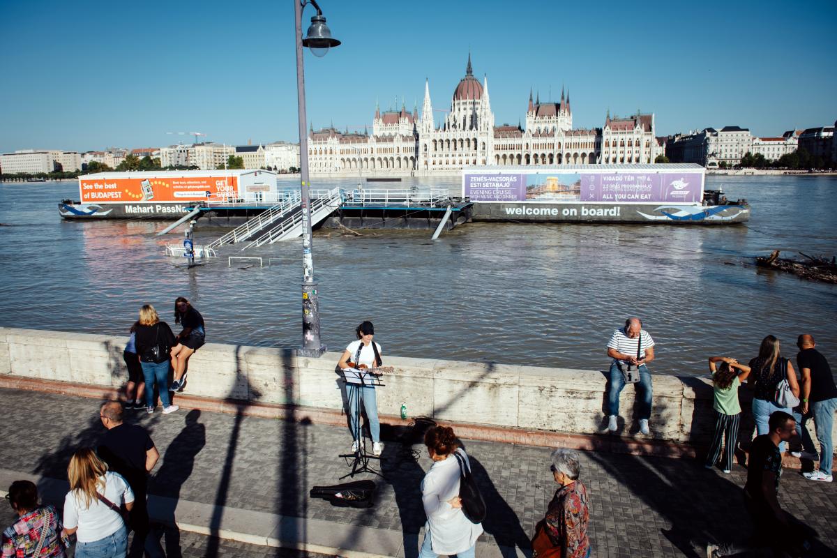 830 centiméter. Ilyen szinten tetőzött Budapesten a Duna szombaton, a hajnali órákban. 2013. június 9-én 891 centimétert mértek