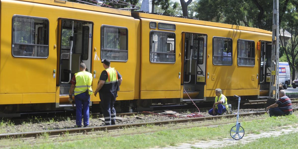 Szerelők egy villamosnál, amely halálra gázolt egy embert Budapesten, a Fiumei úton 2018. augusztus 8-án