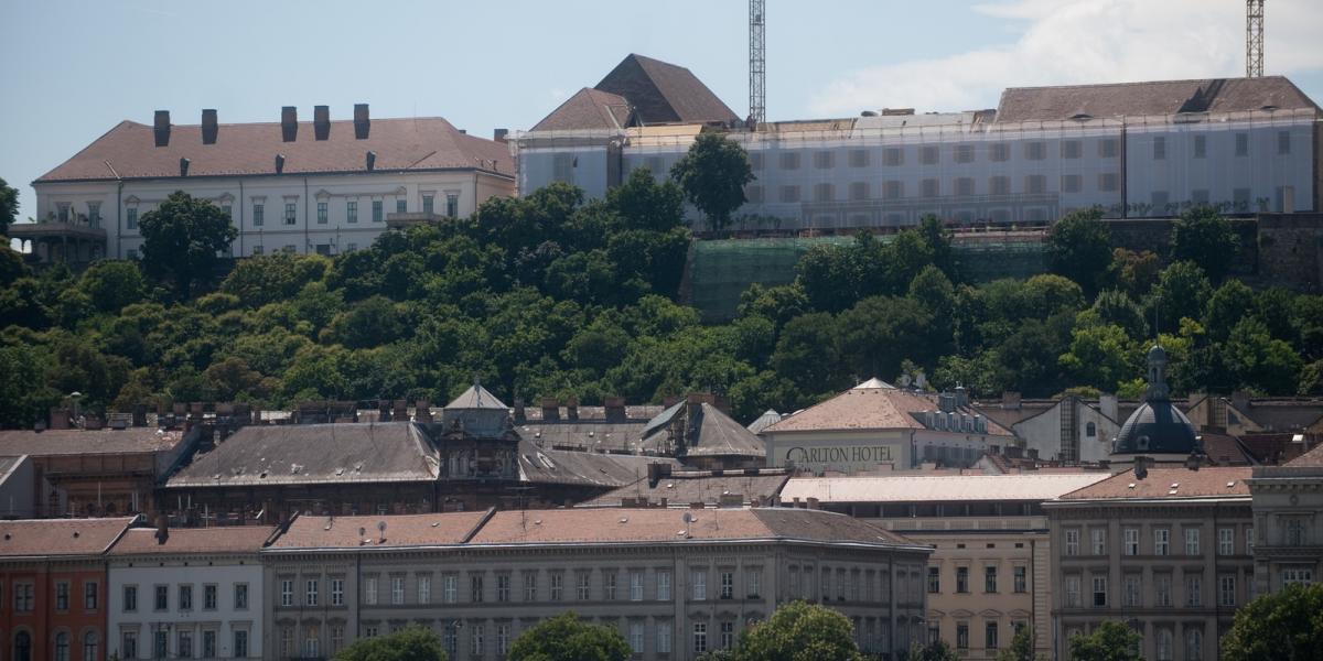 Illusztráció - javában folyik az egykori karmelita kolostor átépítése, ahová Orbán Viktor költözik.