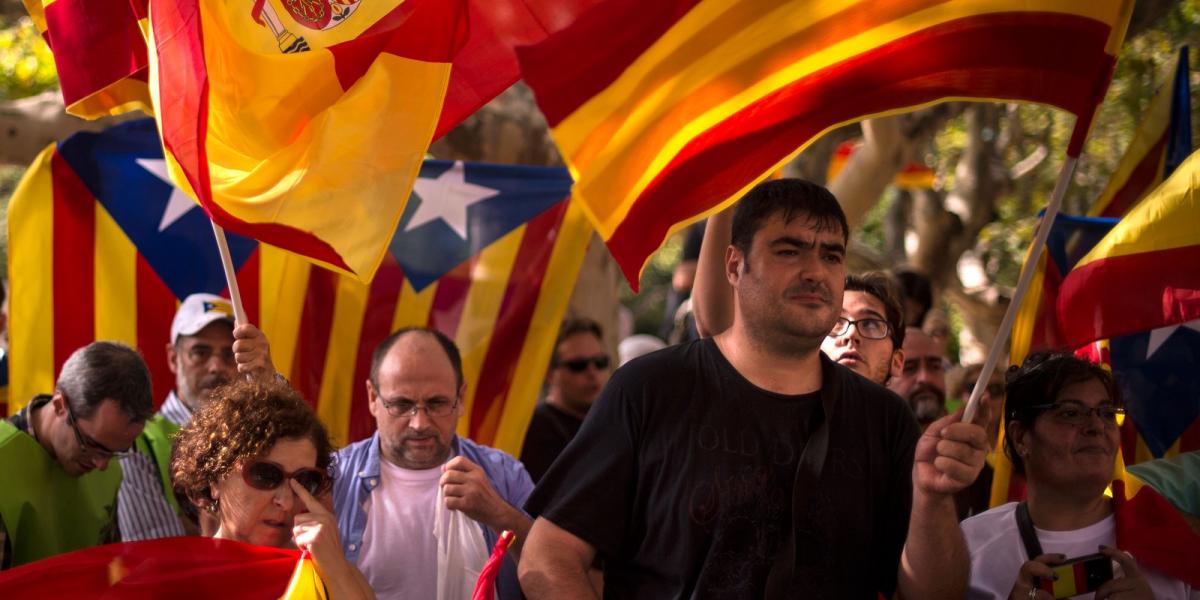 Függetlenségpárti tüntetők a barcelonai parlament előtt FOTÓ: EUROPRESS/GETTY IMAGES/DAVID RAMOS