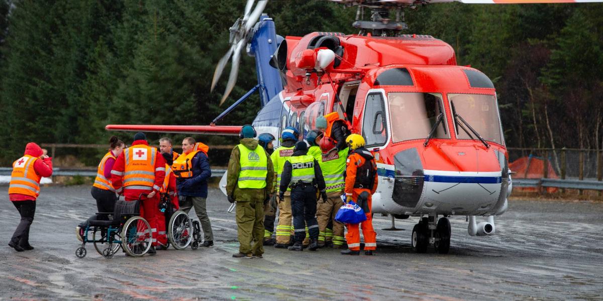 A helikopterrel kimentett embereket azonnal átadták az orvosi csapatnak