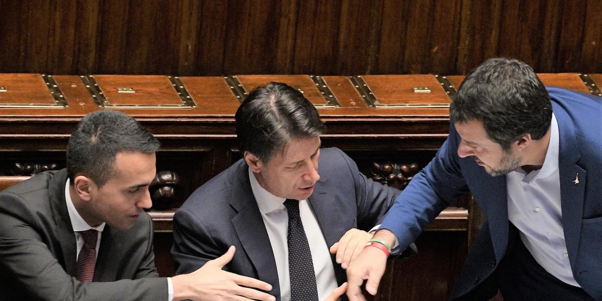 Giseppe Conte középen, Di Maio balra és Salvini jobbra. Korábbi felvétel.