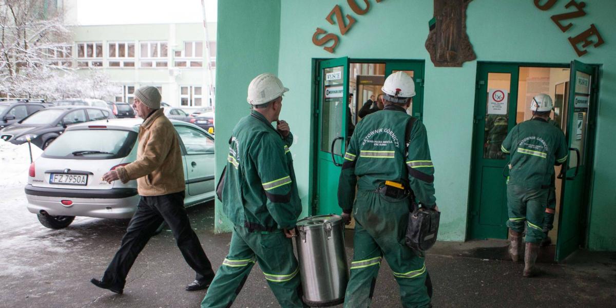 Mentőcsapat egy korábbi omlásnál, nem először történik baleset ebben a bányában