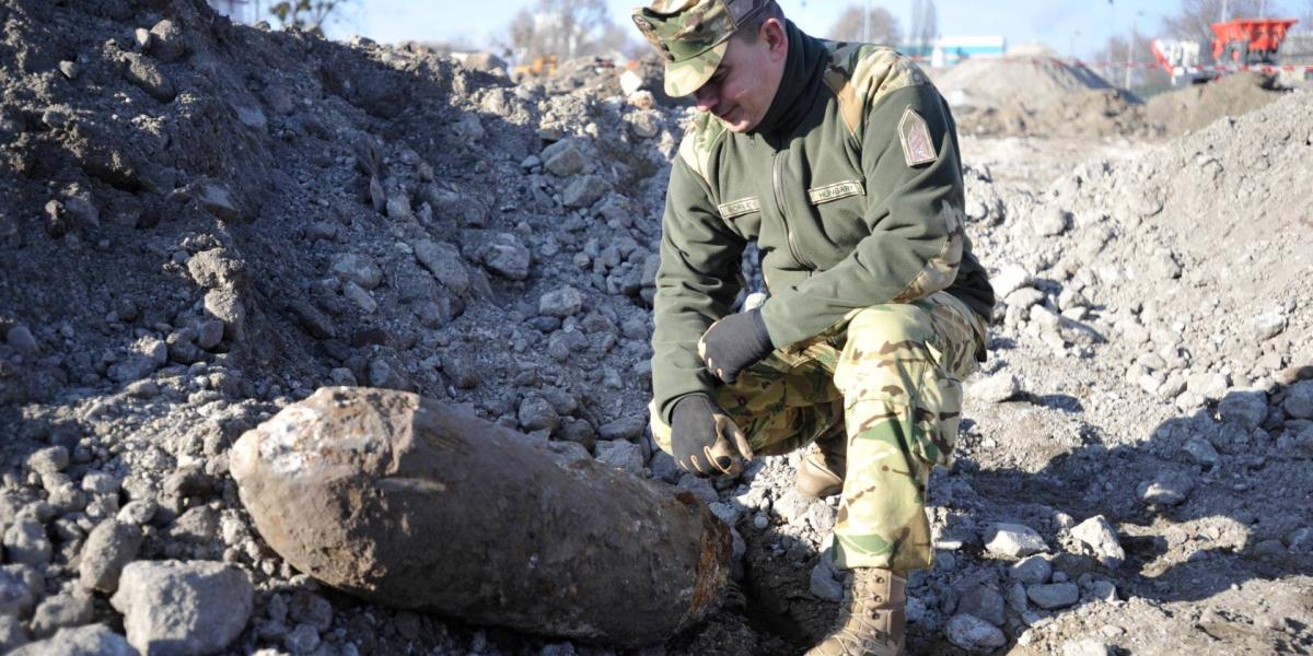 Második világháborús, 120 kilogrammos, amerikai gyártmányú robbanótestet vizsgál egy tűzszerész a főváros IX. kerületében, a Timót utca 5. szám alatti ipari területen