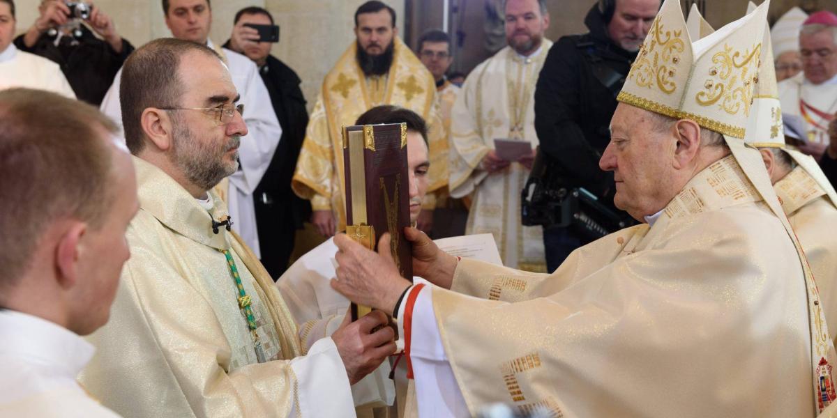 Gianfranco Ravasi bíboros (j) átadja a püspöki jelképeket Kovács Gergelynek