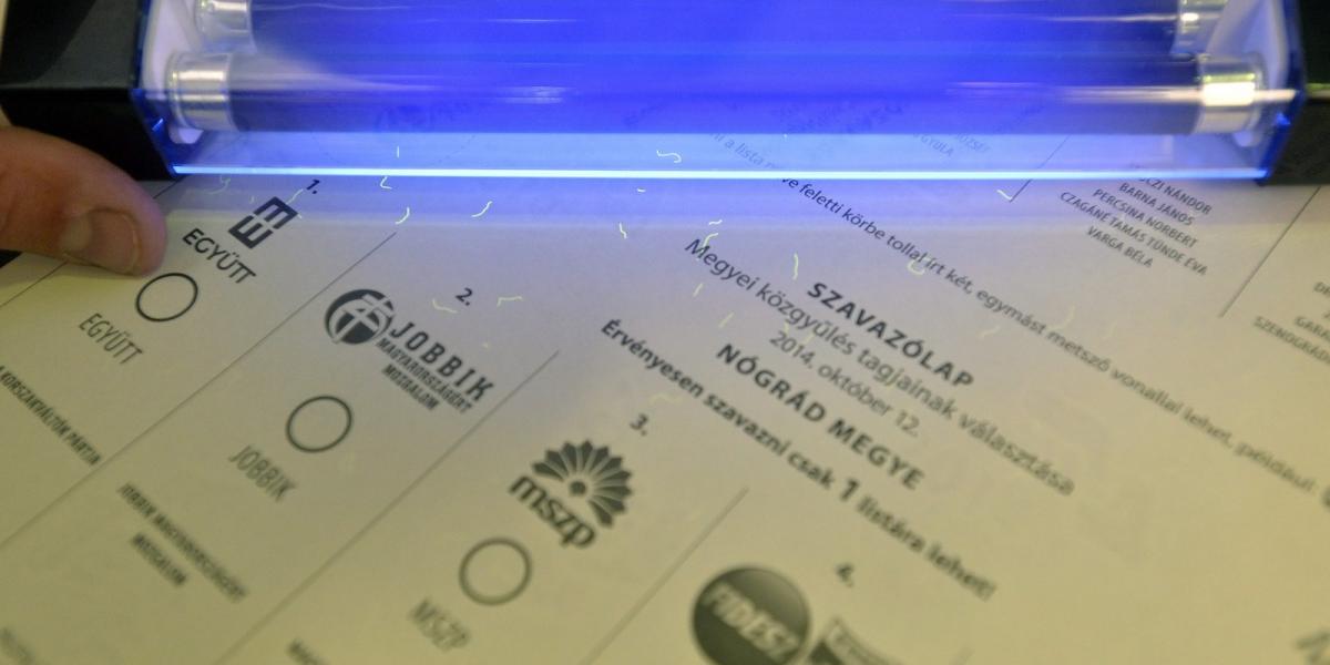 UV-fény alatt ellenőrzik egy szavazólap vízjeleit 2014. szeptember 23-án az ANY Biztonsági Nyomda Nyrt. budapesti nyomdájában, a