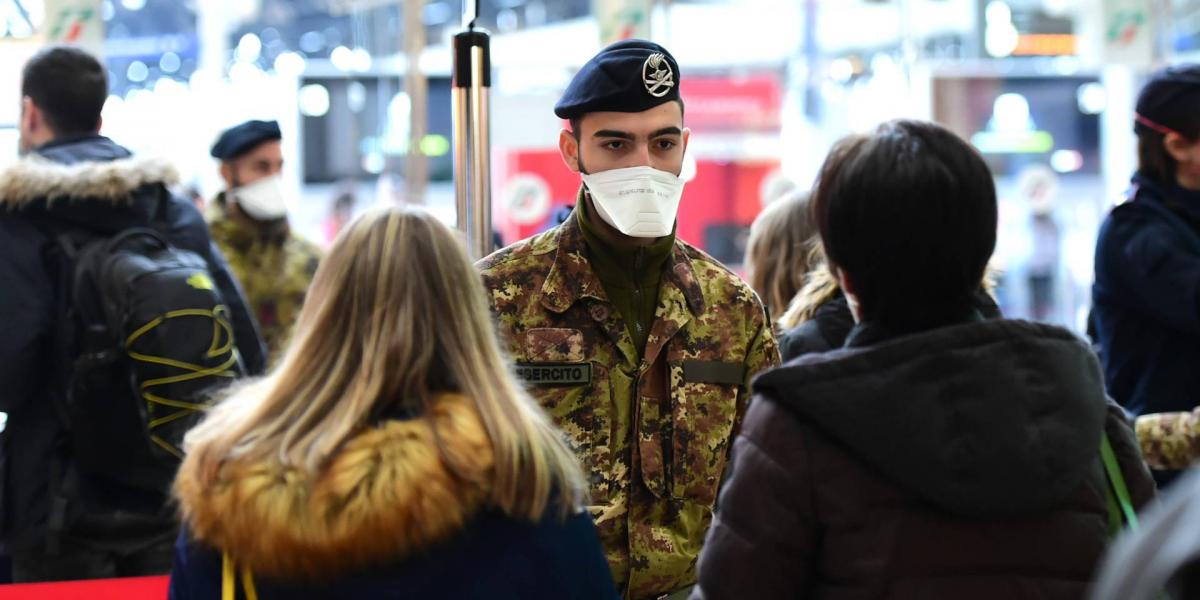 Katonák ellenőrzik a közlekedőket Milánó központi pályaudvarán, 2020. március 9-én