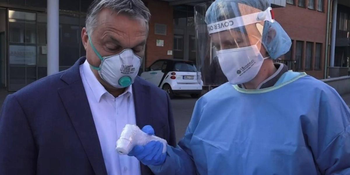 Orbán Viktor hitetlenkedve nézi a digitális hőmérő által jelzett testhőmérsékletet. 34,5 Celsius fok, de a pálinka erre is megoldás