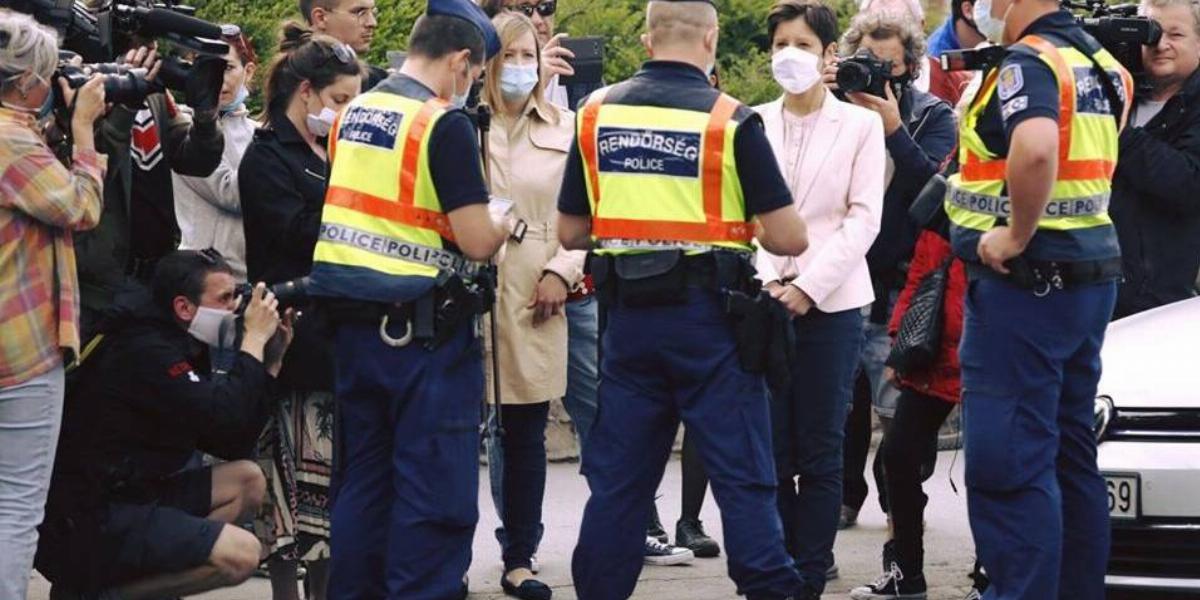 Rendőrök veszik jegyzőkönyvbe Szél Bernadett nyilatkozatát egy Clark Ádám téri demonstráción