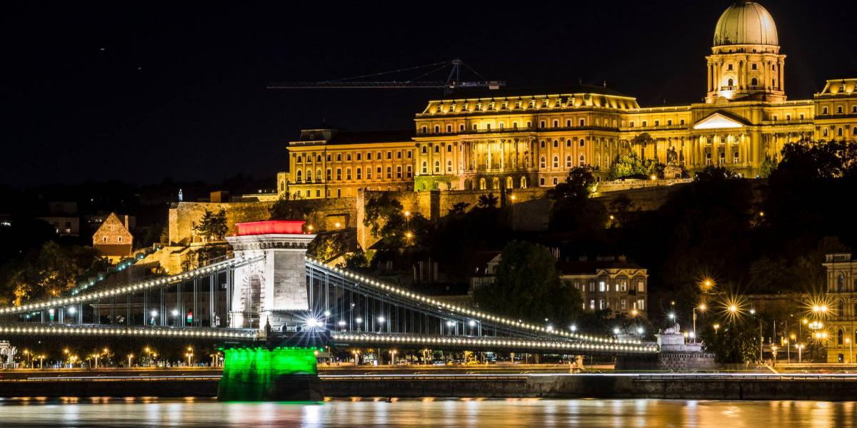 Tűzijáték helyett nemzeti színnel kivilágított Lánchíd