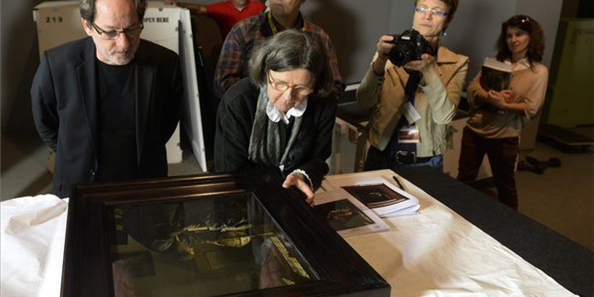 Baán László, a Szépművészeti Múzeum és a Magyar Nemzeti Galéria főigazgatója (b) és Cécile Scailliérez, a párizsi Luovre munkatá