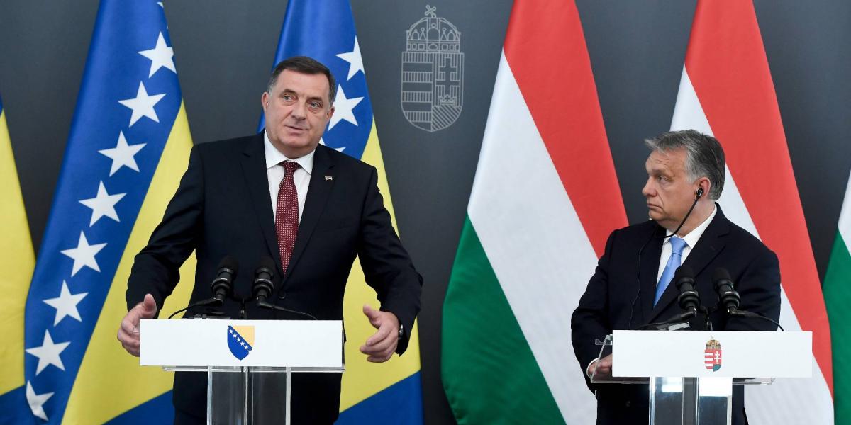 Dodik balra, Orbán jobbra